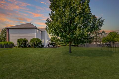 2113 Currant Ct, Bloomington, IL 61704 photo 2