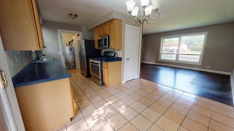 212 Thunderbird Trl, Carol Stream, IL 60188 photo 4