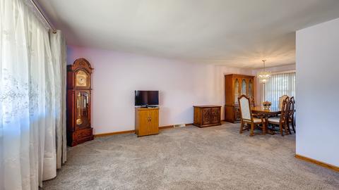 945 Sycamore Ct, Hoffman Estates, IL 60192 photo 3