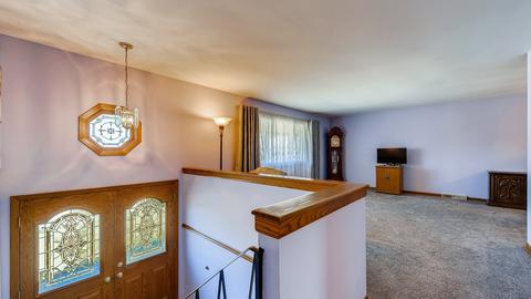 945 Sycamore Ct, Hoffman Estates, IL 60192 photo 2