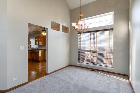 1282 Dunbarton Dr, Aurora, IL 60502 photo 4