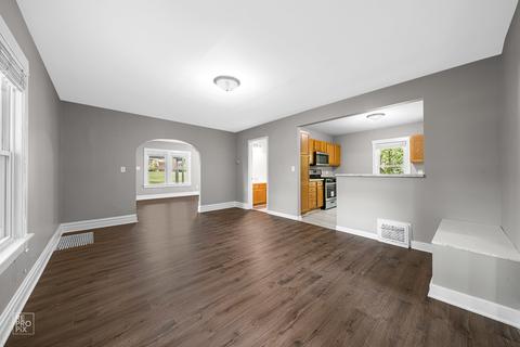 321 Sullivan Rd, Aurora, IL 60506 photo 2