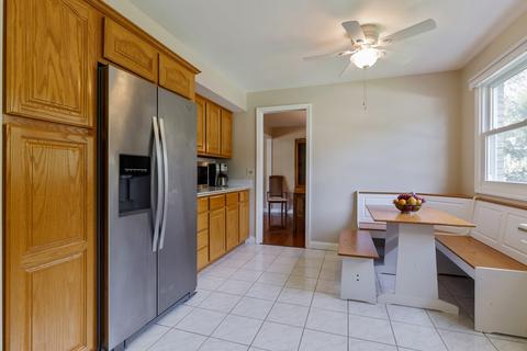 44 Marina Dr, Des Plaines, IL 60016 photo 4