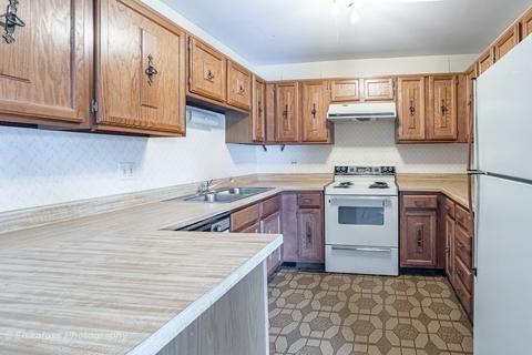 1740 Chestnut Ln, Hoffman Estates, IL 60192 photo 4