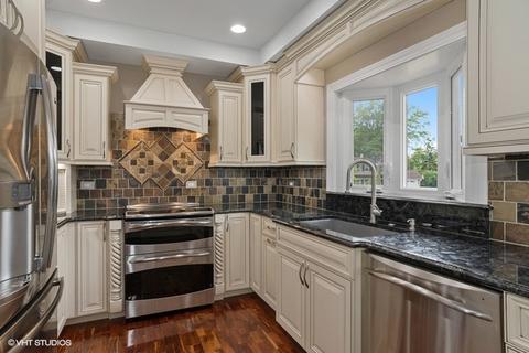 3931 Whispering Trails Dr, Hoffman Estates, IL 60192 photo 2