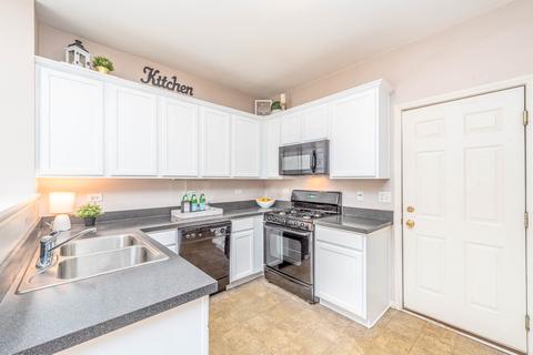 2300 Moonlight Ct, Aurora, IL 60503 photo 7