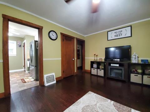 24 S Worth Ave, Elgin, IL 60123 photo 3
