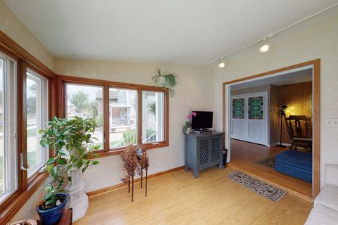 2293 Westview Dr, Des Plaines, IL 60018 photo 3