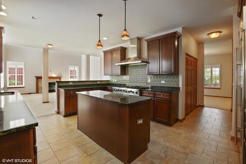 209 Dawn Ct, Elgin, IL 60124 photo 4