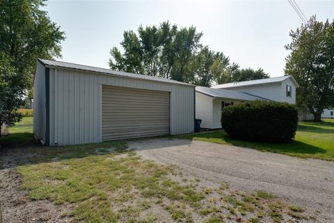 404 E Wood St, Colfax, IL 61728 photo 2