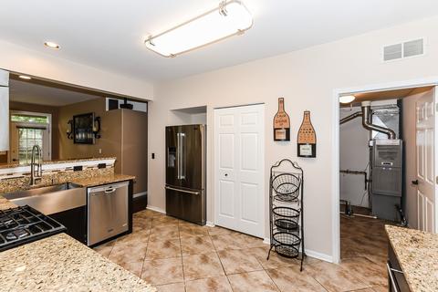 1949 Blackberry Ln, Hoffman Estates, IL 60169 photo 14