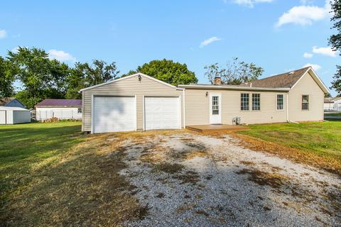 413 E Larmon St, Tolono, IL 61880 photo 4