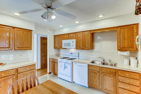 1303 Briarcliffe Blvd, Wheaton, IL 60189 photo 12