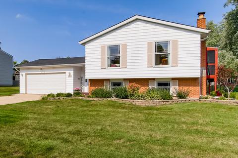 1303 Briarcliffe Blvd, Wheaton, IL 60189 photo 2