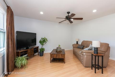 570 Lafayette Ln, Hoffman Estates, IL 60169 photo 3
