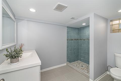1084 E Algonquin Rd, Des Plaines, IL 60016 photo 18
