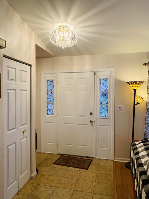 625 Hampton Cir, Elgin, IL 60120 photo 2