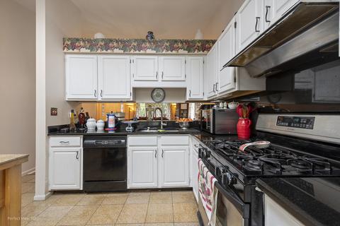 625 Hampton Cir, Elgin, IL 60120 photo 5