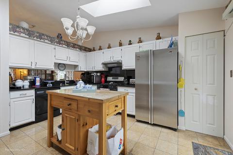 625 Hampton Cir, Elgin, IL 60120 photo 6