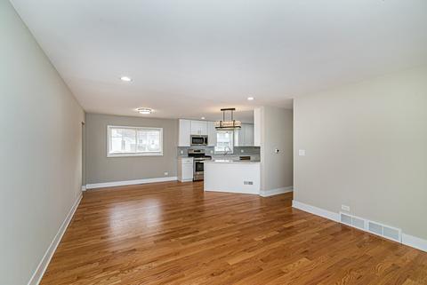 375 Bode Rd, Hoffman Estates, IL 60169 photo 2