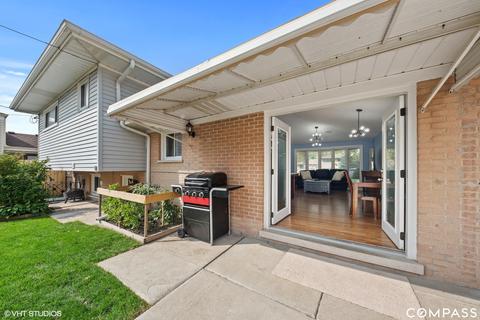 2009 Westview Dr, Des Plaines, IL 60018 photo 2