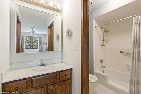 240 Windsor Ln #D, Willowbrook, IL 60527 photo 8