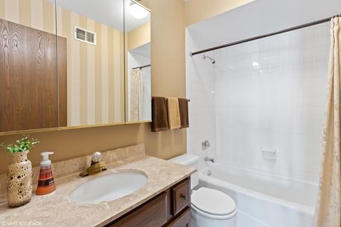 240 Windsor Ln #D, Willowbrook, IL 60527 photo 11