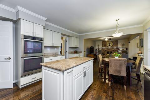 1943 Buckingham Dr, Wheaton, IL 60189 photo 11