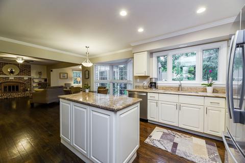 1943 Buckingham Dr, Wheaton, IL 60189 photo 9