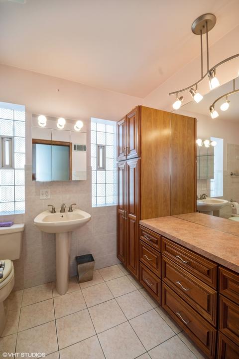635 E 100th Pl, Chicago, IL 60628 photo 9