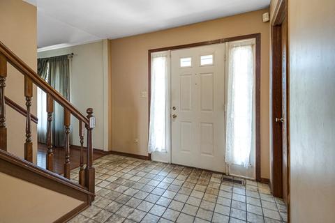 1240 W Dexter Ln, Hoffman Estates, IL 60169 photo 2