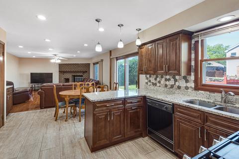 1240 W Dexter Ln, Hoffman Estates, IL 60169 photo 9