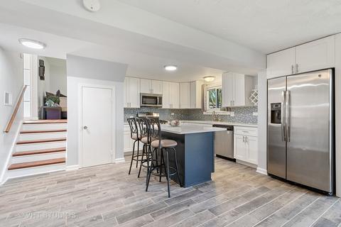 690 Baxter Ln, Hoffman Estates, IL 60169 photo 4