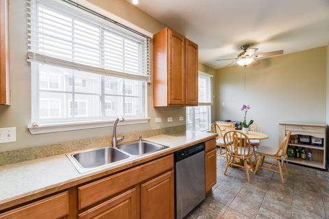 569 Declaration Ln, Aurora, IL 60502 photo 3
