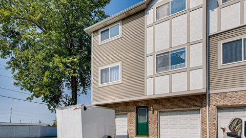 7560 Heritage Ct, Summit, IL 60501 photo 2