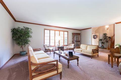 1675 Charlemagne Dr, Hoffman Estates, IL 60192 photo 5