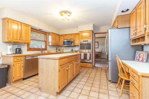 1675 Charlemagne Dr, Hoffman Estates, IL 60192 photo 8