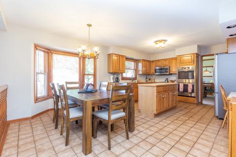 1675 Charlemagne Dr, Hoffman Estates, IL 60192 photo 9