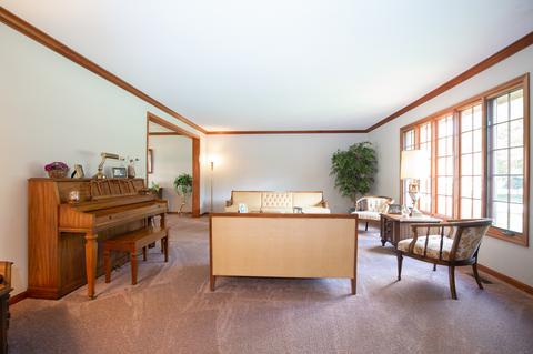 1675 Charlemagne Dr, Hoffman Estates, IL 60192 photo 4