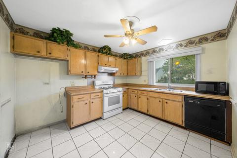 305 Mansfield Ct, Bartlett, IL 60103 photo 4