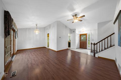 305 Mansfield Ct, Bartlett, IL 60103 photo 2
