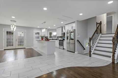 715 Devonshire Dr, Des Plaines, IL 60018 photo 6