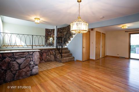664 Polynesian Dr, Des Plaines, IL 60016 photo 2