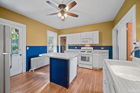 564 Division St, Elgin, IL 60120 photo 9