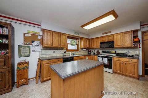 746 Braintree Ln, Bartlett, IL 60103 photo 8