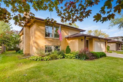 2006 E Woodview Dr, Mount Prospect, IL 60056 photo 1