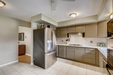 2006 E Woodview Dr, Mount Prospect, IL 60056 photo 10