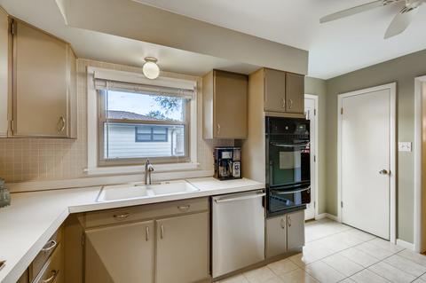 2006 E Woodview Dr, Mount Prospect, IL 60056 photo 13