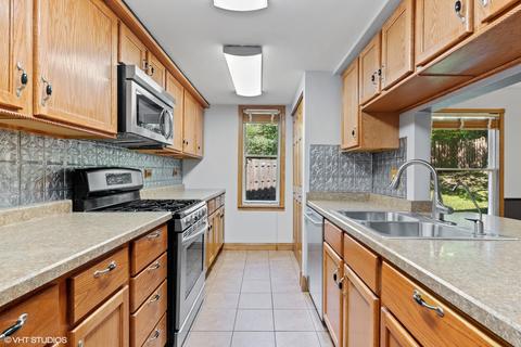 1735 Dana, Algonquin, IL 60102 photo 4