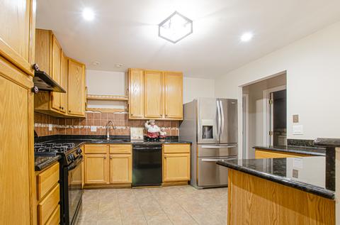 702 Circle Dr, Roselle, IL 60172 photo 2